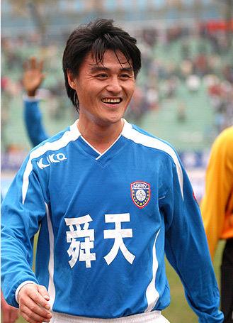 中国首位转会球员，东北两队为他开撕，却因踩踏吴承瑛被禁赛一年(9)