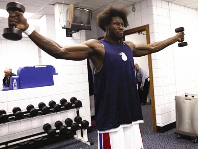 曾经的NBA肌肉战神，退役后还在坚持训练，现在45岁壮得像头牛(3)