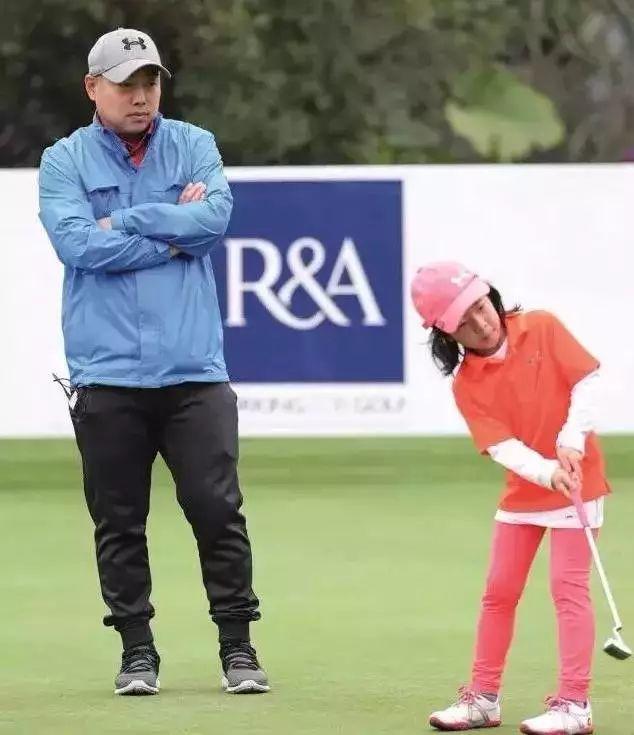 刘国梁七岁女儿夺世界冠军，比你厉害的家长还比你努力(13)