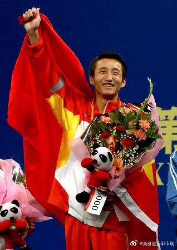 邹市明晒夺冠旧照14年前成中国首个拳击世界冠军(1)