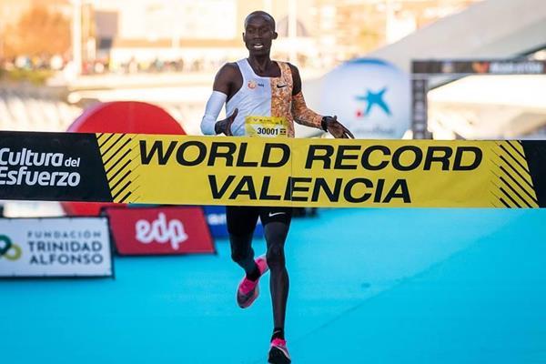 26分38秒！切普特盖在瓦伦西亚打破10公里世界纪录