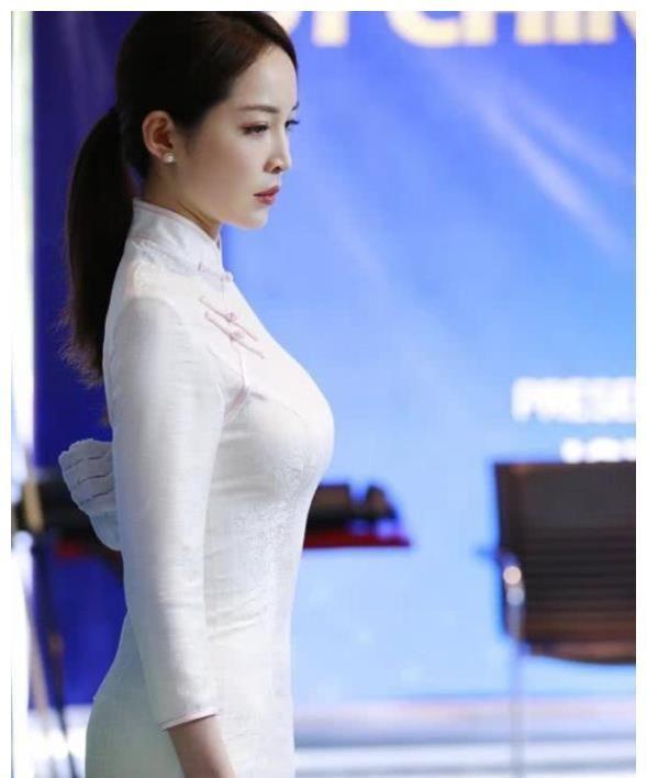 中国女裁判凭身材爆红，穿旗袍亮相瑞士赛场，网友：尽显东方美(3)