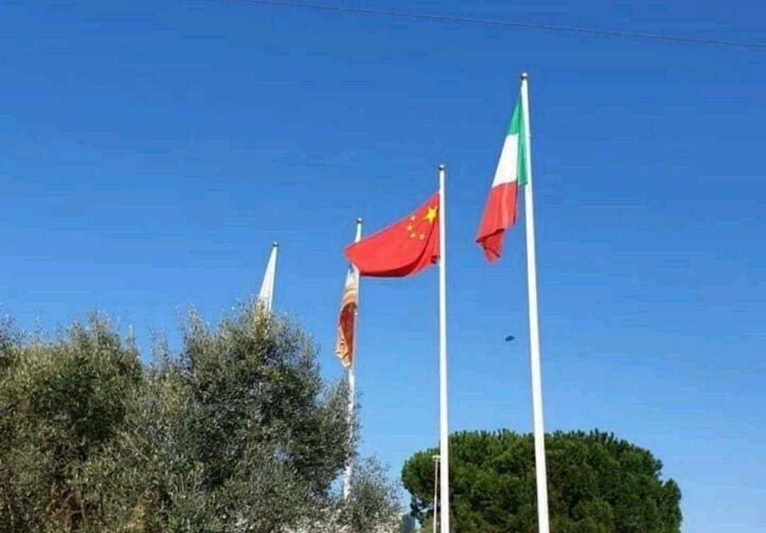 意大利人降下欧盟旗升起了五星红旗！曾在赛场上拒绝悬挂中国国旗(2)