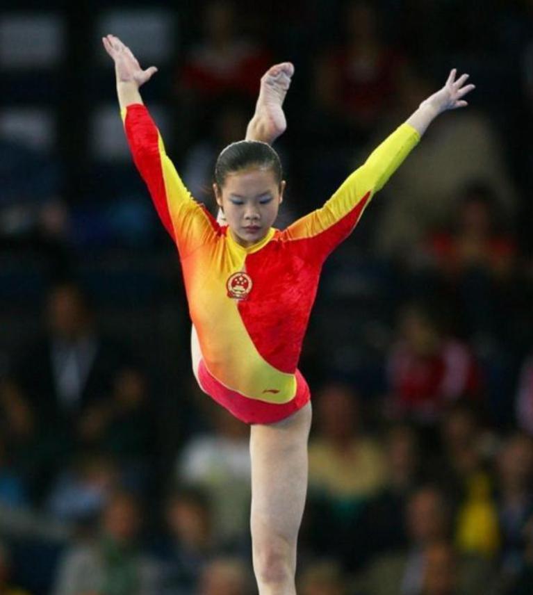 誉为中国“体操皇后”，退役体重涨30斤，现在32岁已身居高位