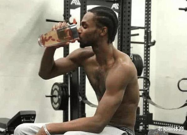 喝水就能看出普通人和NBA球星差距，奥尼尔把矿泉水当口服液(1)