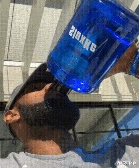 喝水就能看出普通人和NBA球星差距，奥尼尔把矿泉水当口服液(4)