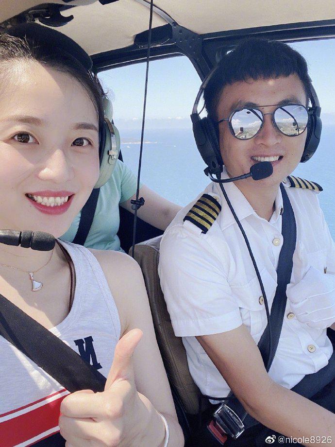 女排奥运冠军坐直升机，与飞行员自拍笑开花 辣妈魏秋月秀好身材(4)