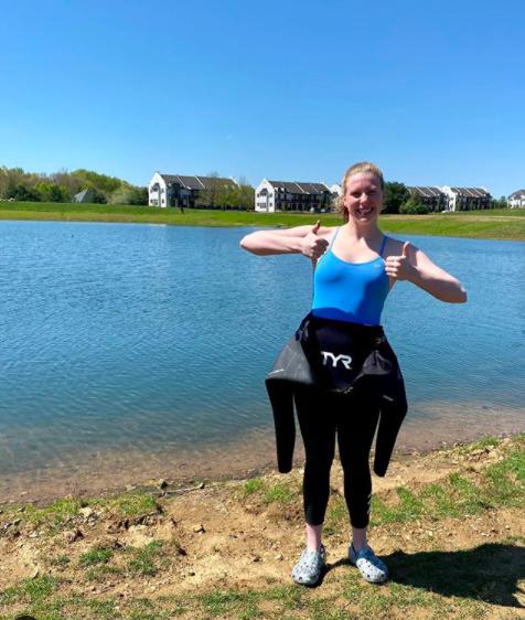 美国游泳奥运冠军在池塘训练 解决无水可游尴尬
