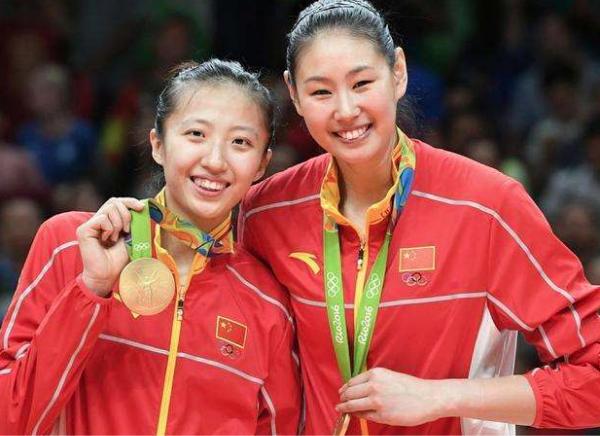 中国女排，她们改行前默默无闻，改行后却成了世界冠军，真是幸运(4)