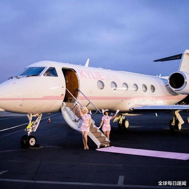 富婆凯莉购4亿私人飞机，载卡戴珊姐姐们去度假，曾租用科比失事飞机(3)
