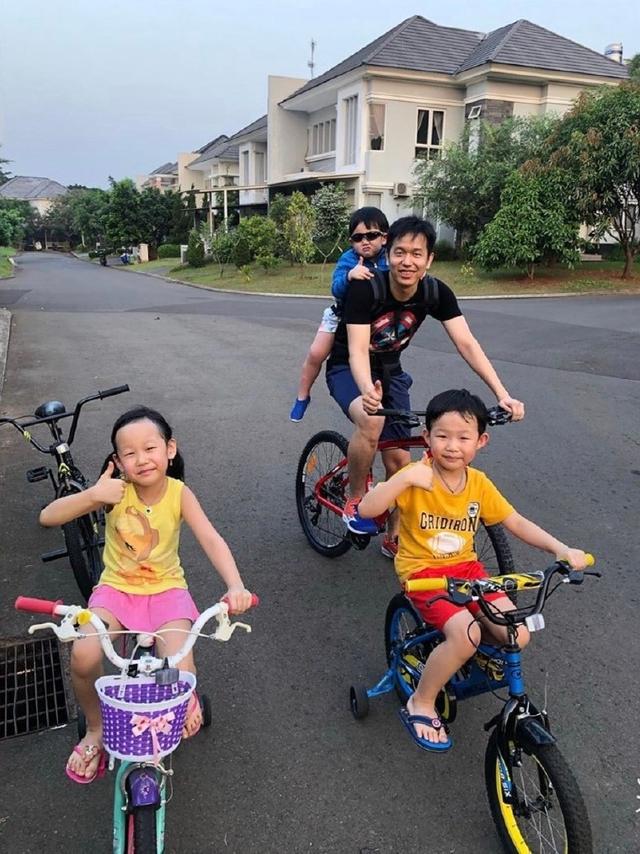 幸福！羽球奥运冠军独自带着三个儿女骑车出游，有爱互动萌出天际
