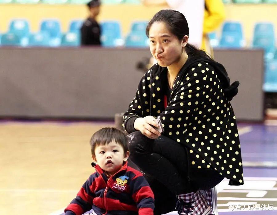 朱芳雨前妻胡美，曾经是体操运动员，今离婚后带俩娃，32岁很辛酸(6)