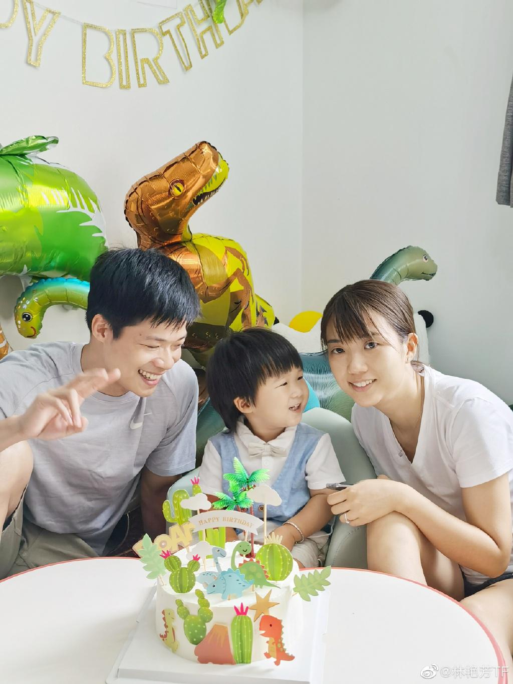 苏炳添陪伴家人！2岁儿子模仿恐龙太可爱，清纯娇妻一个表情回应(2)