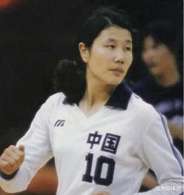 中国女排奥运功臣，退役后为爱远赴他国，混血女儿身材完美(1)