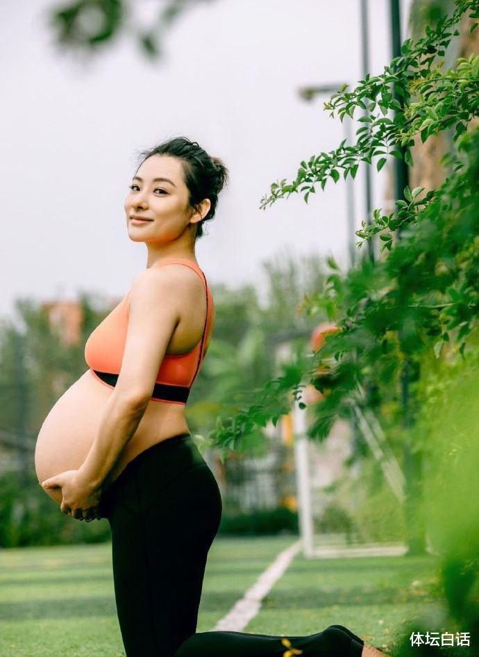 奥运冠军刘璇挺9个月孕肚，大秀倒立一字马，四肢纤细活力十足(1)