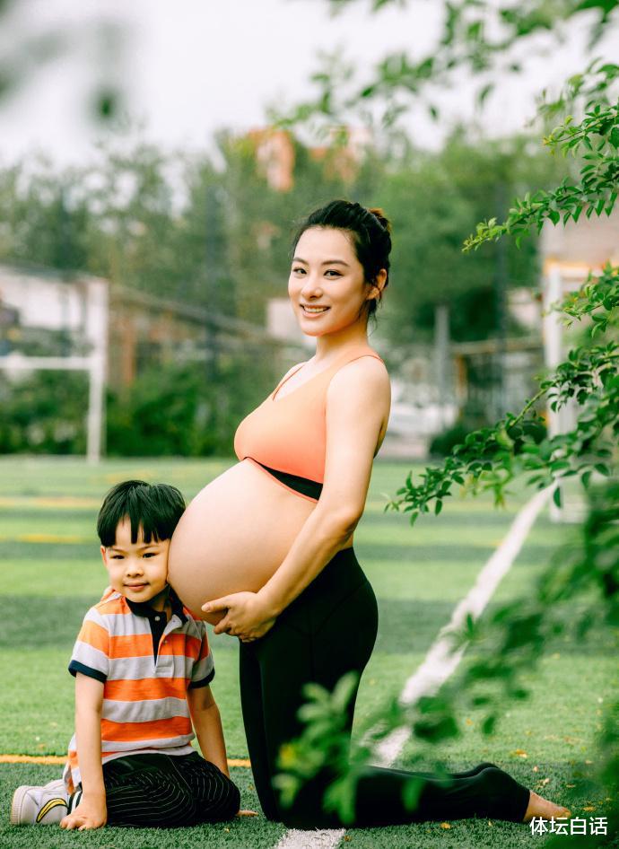 奥运冠军刘璇挺9个月孕肚，大秀倒立一字马，四肢纤细活力十足(2)