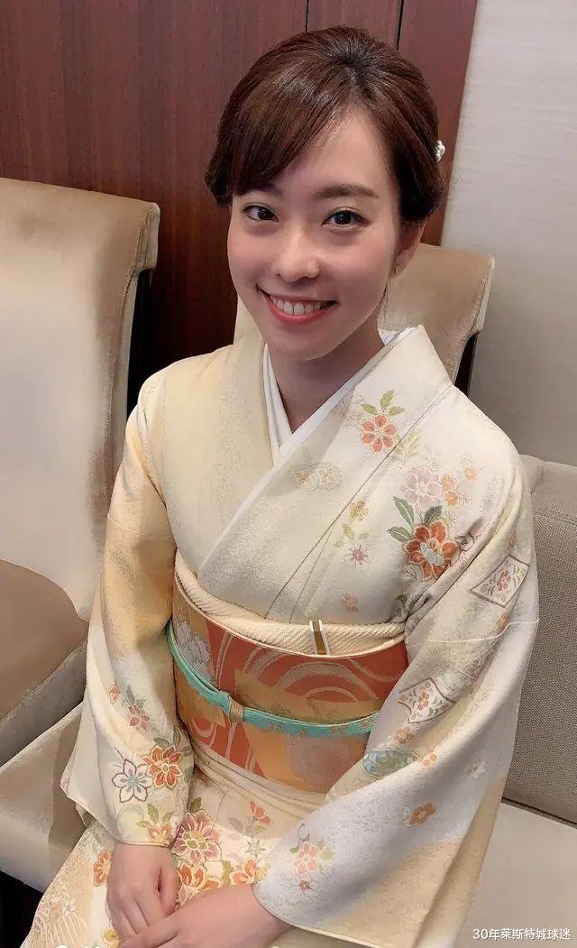 她俩谁更美？日本一姐穿和服受中国球迷好评，美女师妹也跟着效仿(4)