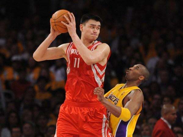 NBA中的完美手掌：张伯伦用手指抓球，伦纳德防守堪称完美！(2)