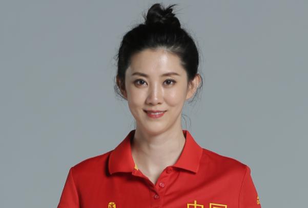 身高1米92的薛明，曾经是女子排球队的一员，却在2013年的时候退役(1)