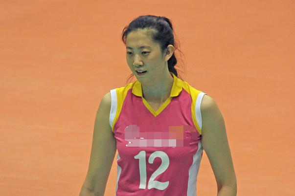 身高1米92的薛明，曾经是女子排球队的一员，却在2013年的时候退役(2)