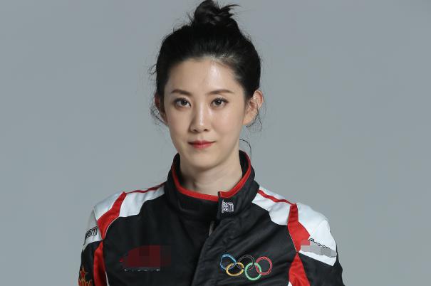身高1米92的薛明，曾经是女子排球队的一员，却在2013年的时候退役(4)