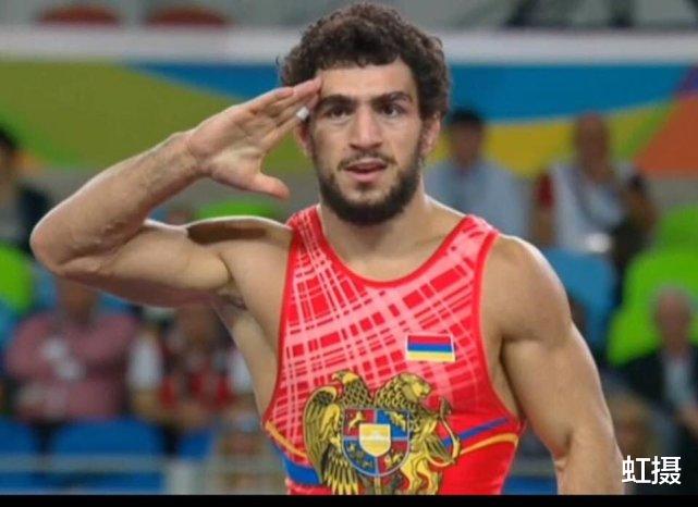真男人！亚美尼亚摔跤名将上战场，奥运会亚军，为保护妻儿拿起枪(2)