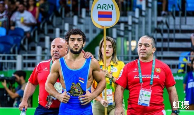 真男人！亚美尼亚摔跤名将上战场，奥运会亚军，为保护妻儿拿起枪(3)