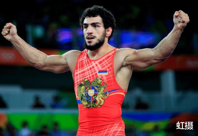 真男人！亚美尼亚摔跤名将上战场，奥运会亚军，为保护妻儿拿起枪(4)