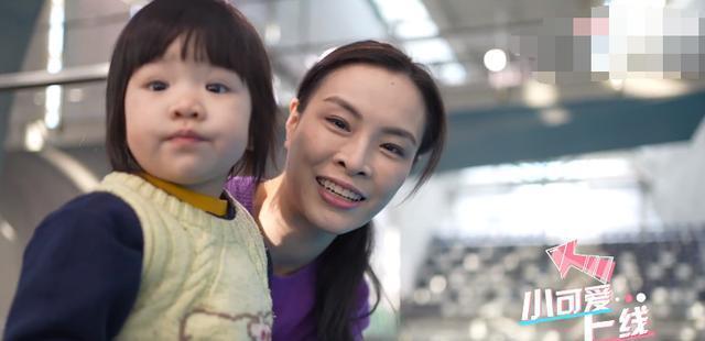 奥运冠军吴敏霞罕晒娃，3岁女儿登10米高跳台，一脸淡定基因随妈(1)