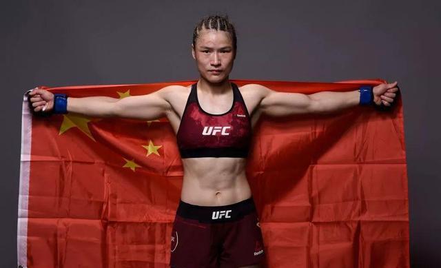 张伟丽出拳重量达到欧美强壮男水平，她是中国人的骄傲吗？(4)