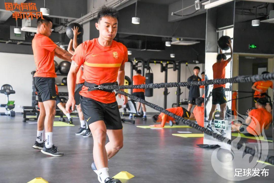 武汉队在健身房挥汗淋漓！专注于力量的高强度训练……(7)