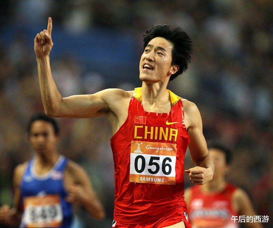 刘翔退役后在上海体育局工作，如今他是什么级别，能拿多少工资？(3)