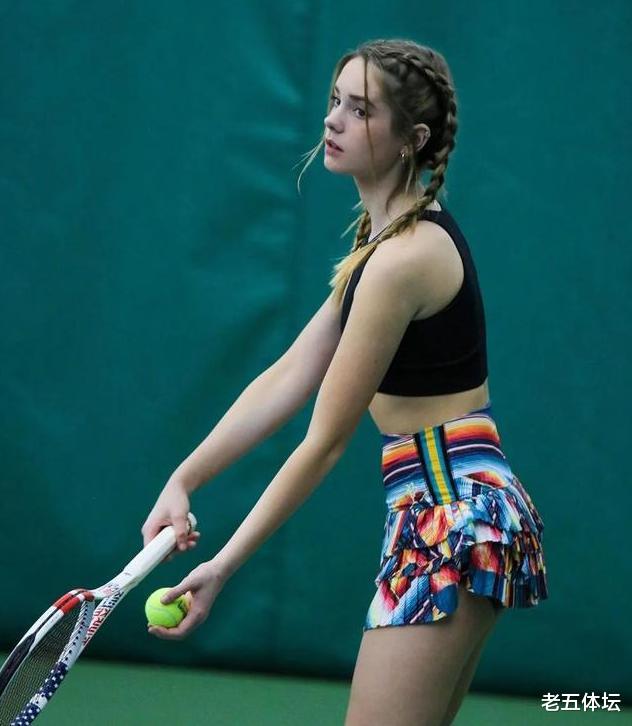 网坛高颜值球员，15岁网球少女因颜值迅速走红，面容甜美如天使(3)