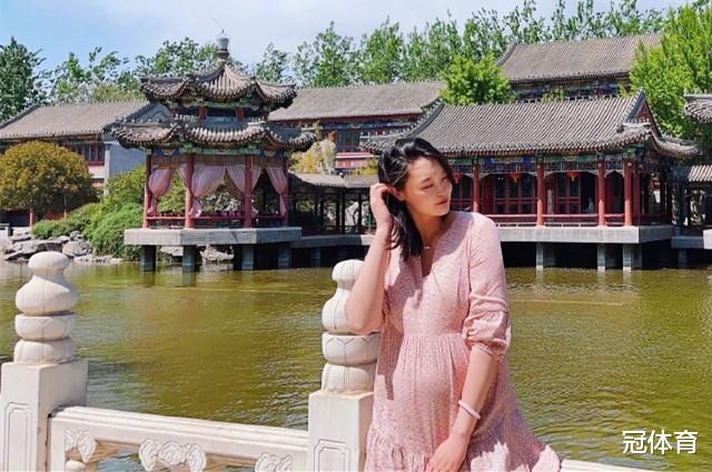 30岁惠若琪孕味十足，却仍端庄美丽，女排前队长庆祝结婚纪念日(3)