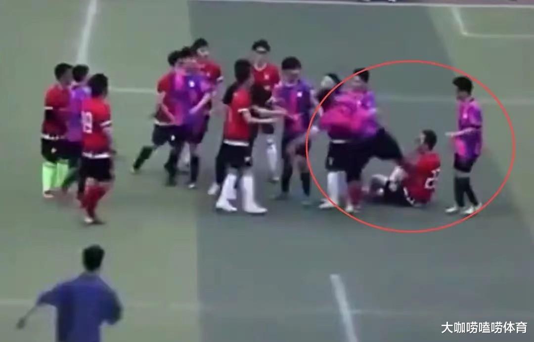 中国足球再现暴力群殴：数十人混战，飞踹+扇耳光，场面混乱不堪