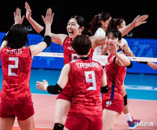 3-0！美国女排横扫对手，最新积分榜：日本队登顶，中国女排第6