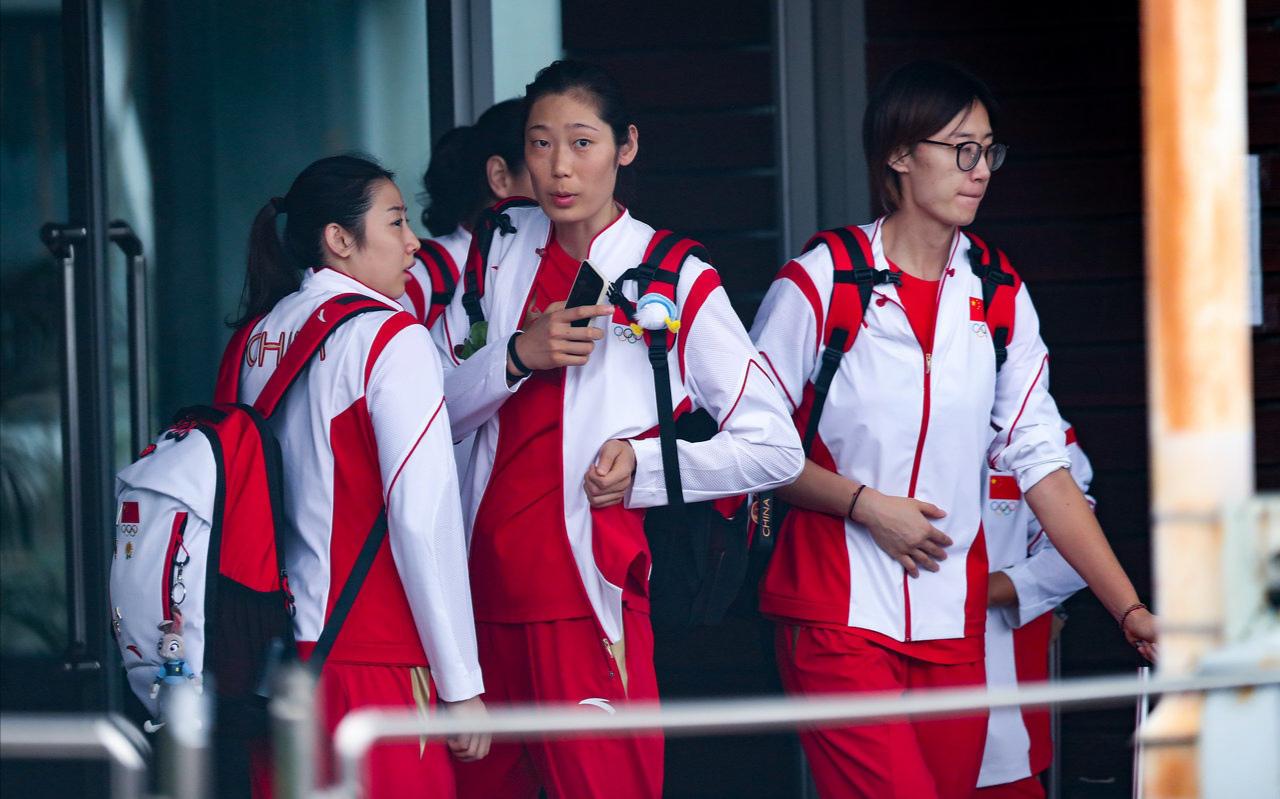 女排出征奥运：朱婷背包抢镜，李盈莹被“隐身”
