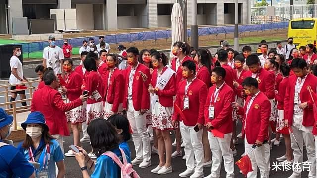 中国奥运代表团入场服亮相！朱婷穿裙子好美，历届礼服长啥样？