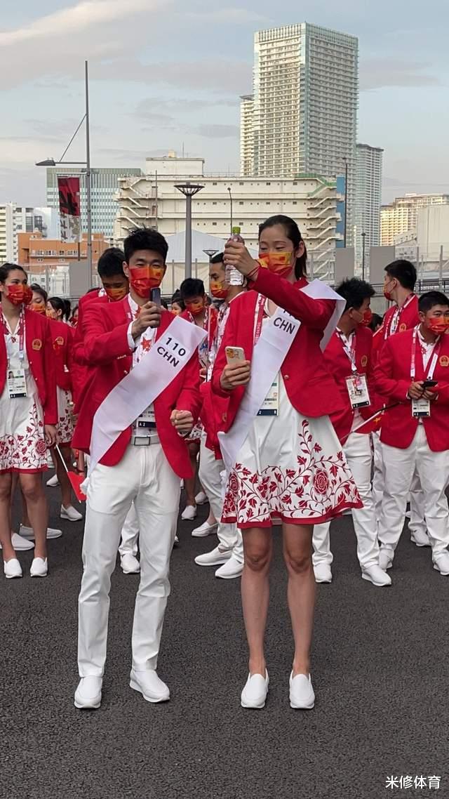 中国奥运代表团入场服亮相！朱婷穿裙子好美，历届礼服长啥样？(2)