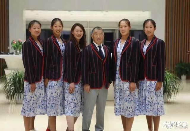 中国奥运代表团入场服亮相！朱婷穿裙子好美，历届礼服长啥样？(5)