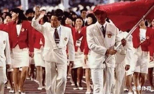 中国奥运代表团入场服亮相！朱婷穿裙子好美，历届礼服长啥样？(9)