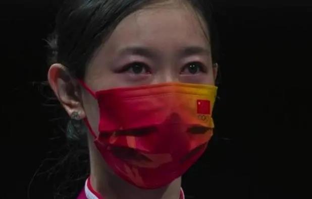 孙一文泪目领奖！中国击剑第5金，美女冠军专访：父亲病重潸然泪下(2)