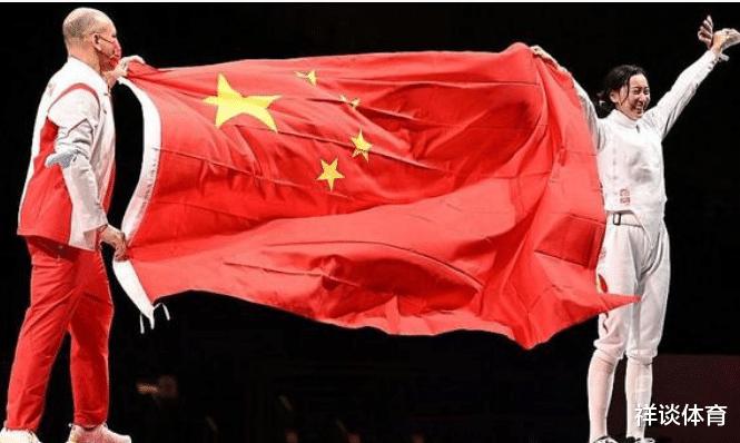 赞！孙一文为中国夺得奥运第三金，她和教练高举国旗的样子真美(4)