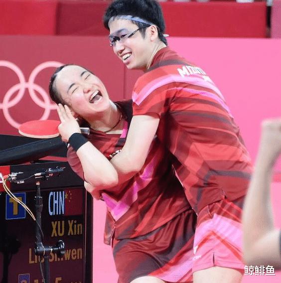伊藤美诚夺冠后笑得肆意妄为，日本网友欢呼，她说已瞄准单打金牌