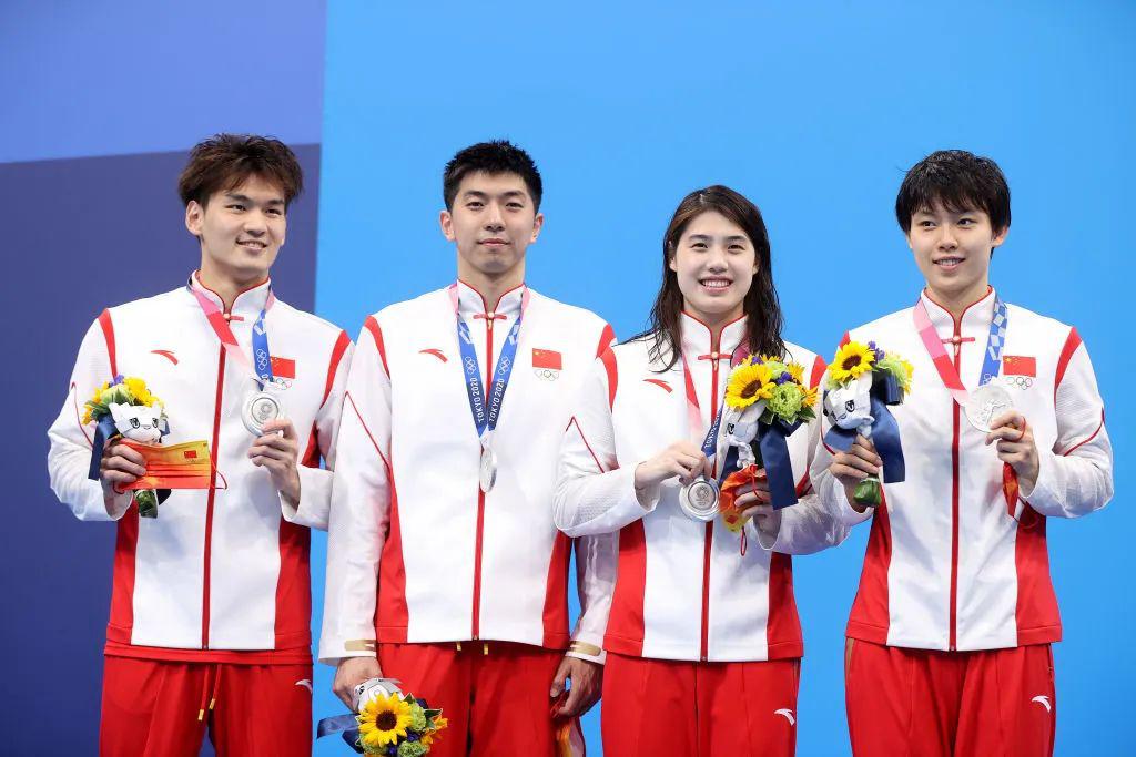 中国徐嘉余、闫子贝、张雨霏、杨浚瑄赢得奥运会游泳接力赛银牌