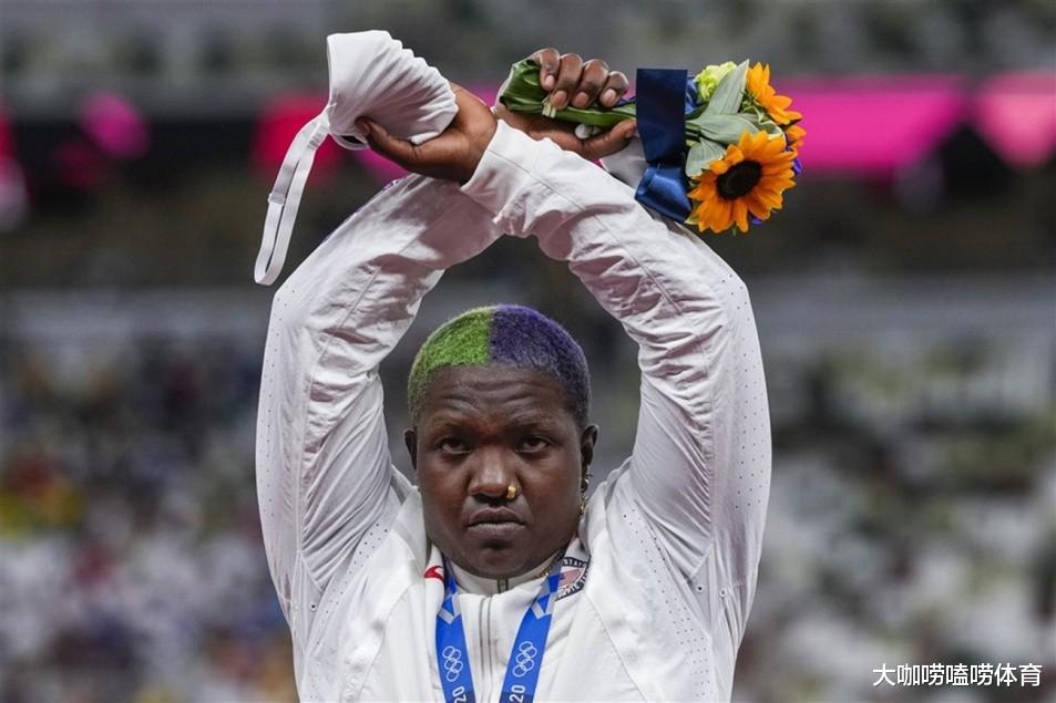 美国运动员无视奥运精神，在颁奖台上做了一个手势