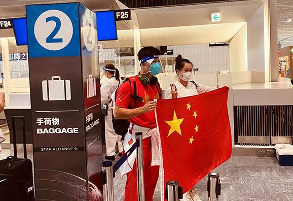 苏炳添启程回国！日本机场遇中国人，举五星红旗合影，毫无架子