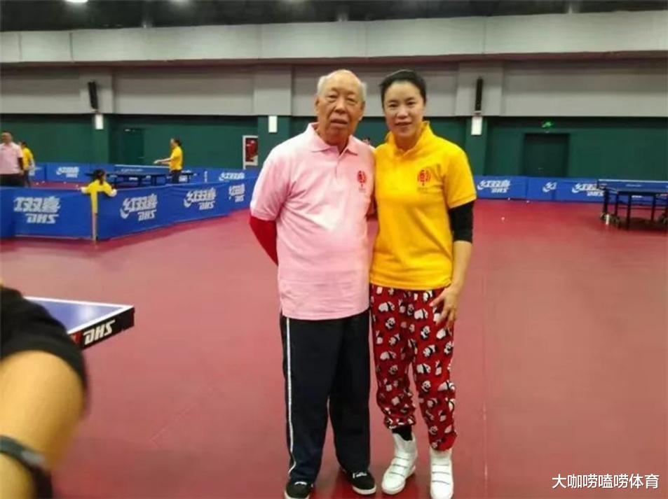 王楠宴请恩师，78岁金牌教练已头发花白，曾为国乒执教31年