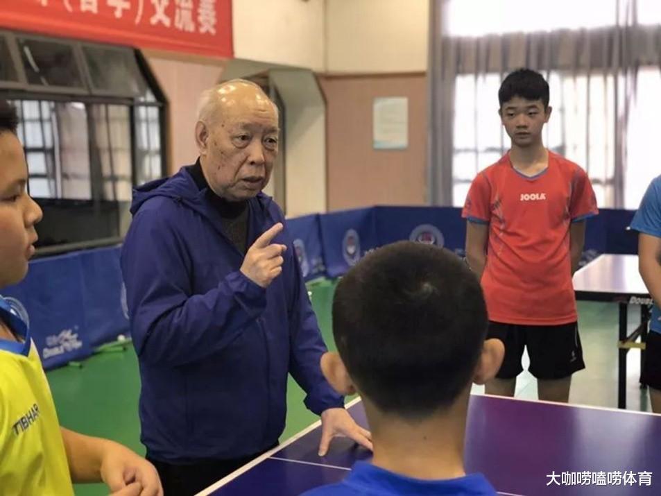王楠宴请恩师，78岁金牌教练已头发花白，曾为国乒执教31年(2)
