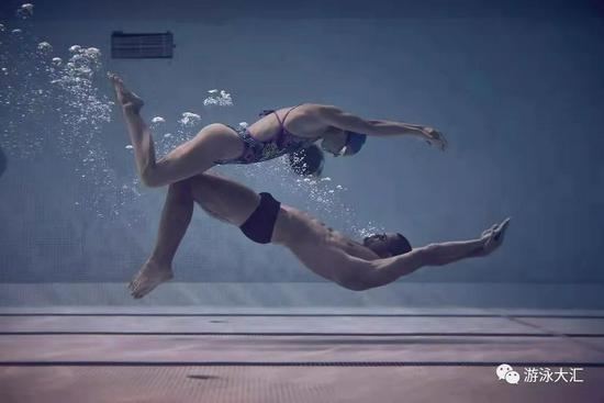 两位奥运游泳冠军订婚 东京同时获50米自由泳奖牌(2)